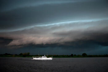 Rio con tormenta